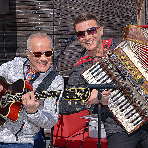 Die Menge klatscht im Rhythmus der Musik mit © Arno Gruber sen.