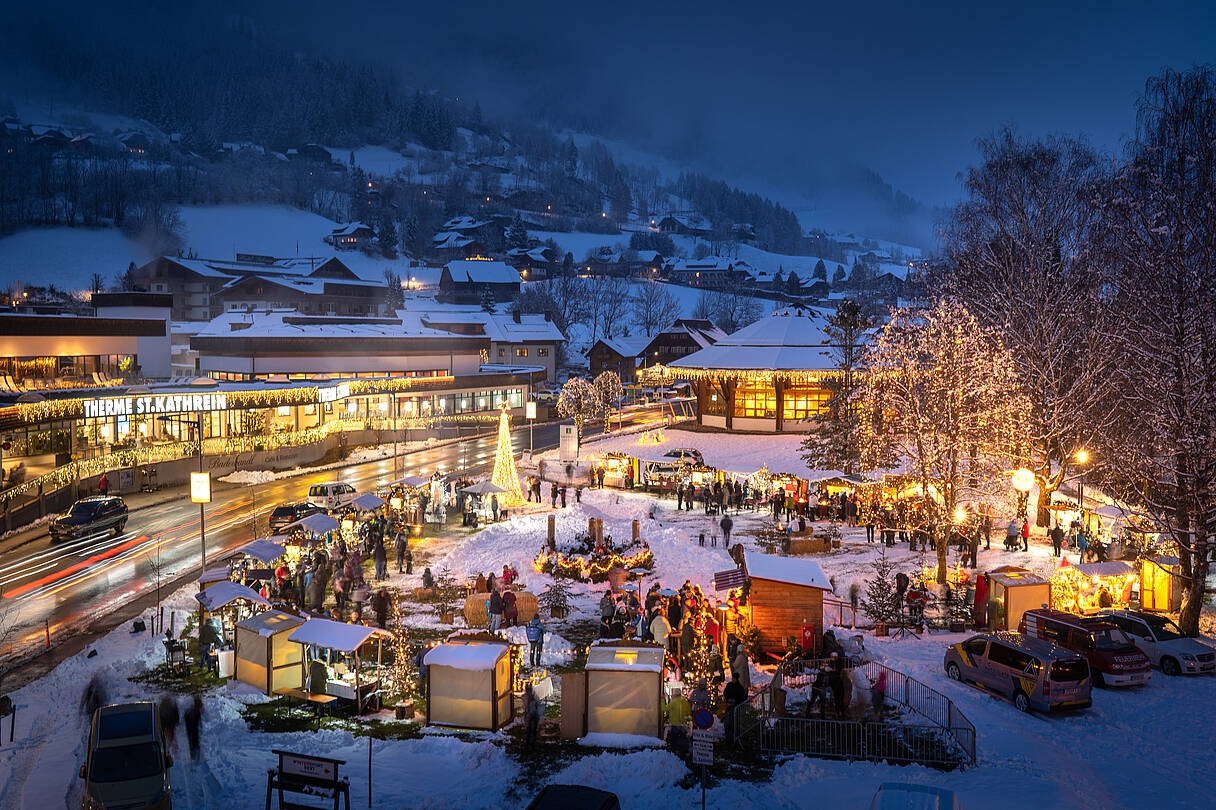 Kirchheimer Advent in der Nacht beleuchtet von oben