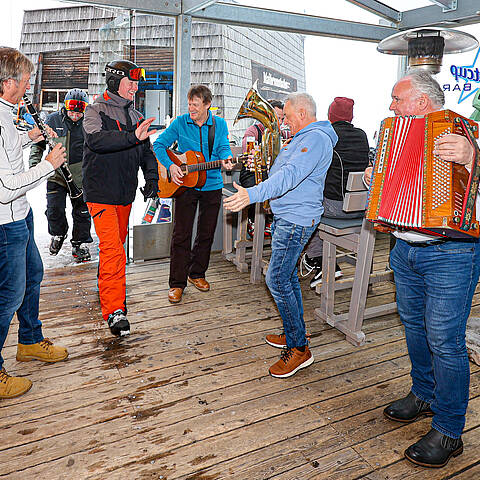 Ein Sänger singt mit voller Leidenschaft ins Mikrofon © Arno Gruber sen.