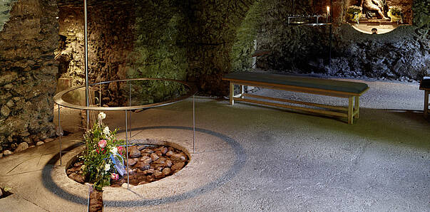 In der Krypta der Kirche St. Kathrein entspringt die Thermalquelle © Johannes Puch