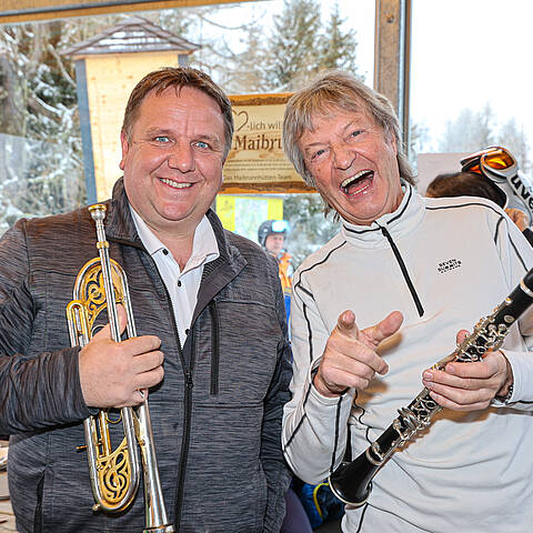 Fans schwingen im Takt der Musik ihre Arme in die Luft © Arno Gruber sen.