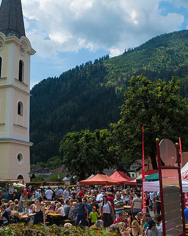 Gut besuchter Kirchenplatz beim Fischfest in Feld am See © Michael Plakolb