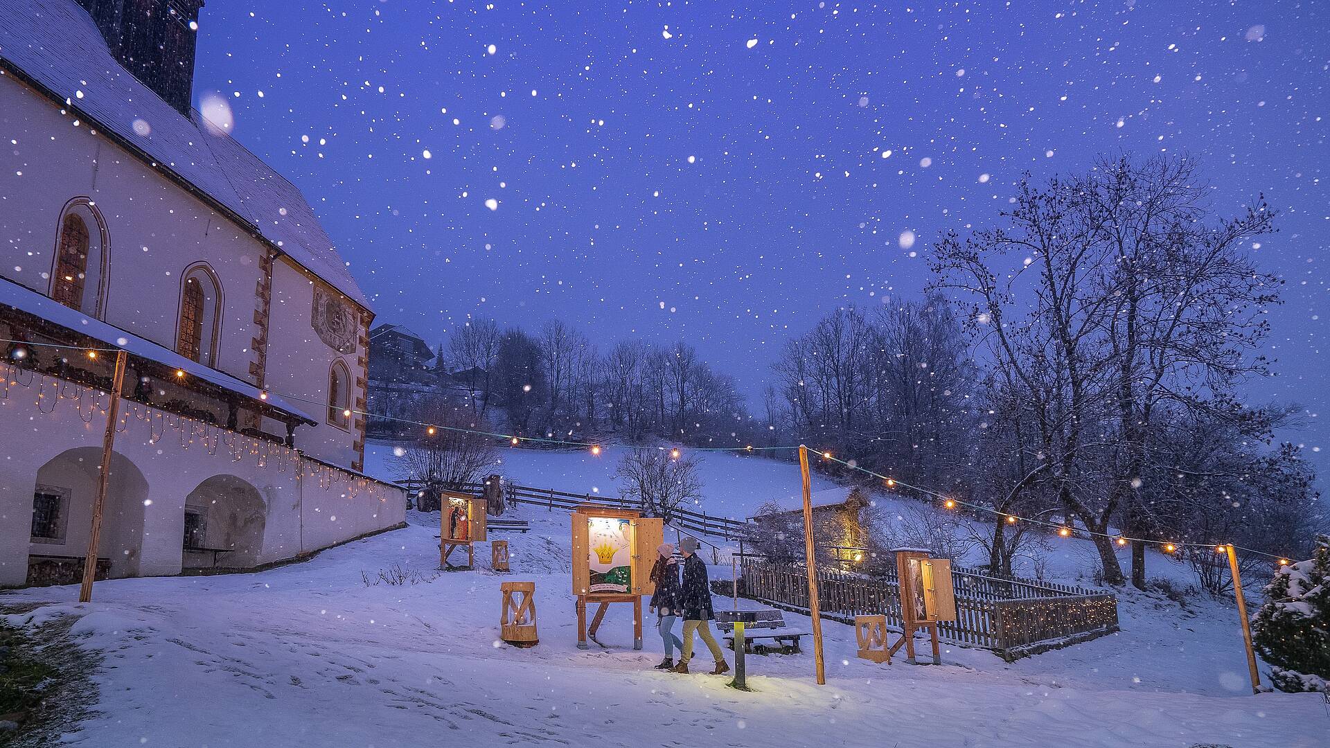 Kirchheimer Advent am Abend mit Sternenhimmel und Schneefall