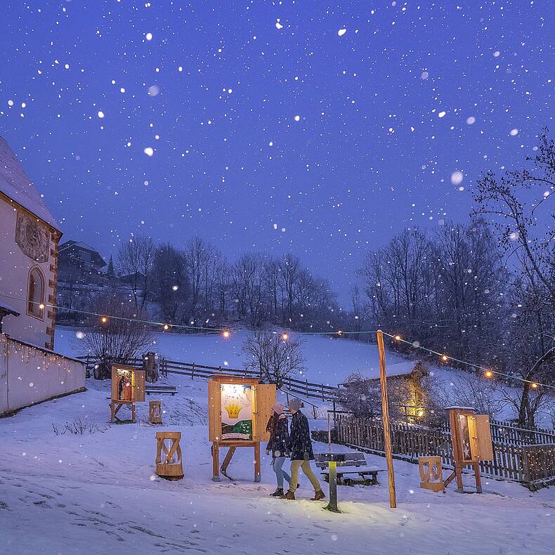 Kirchheimer Advent am Abend mit Sternenhimmel und Schneefall