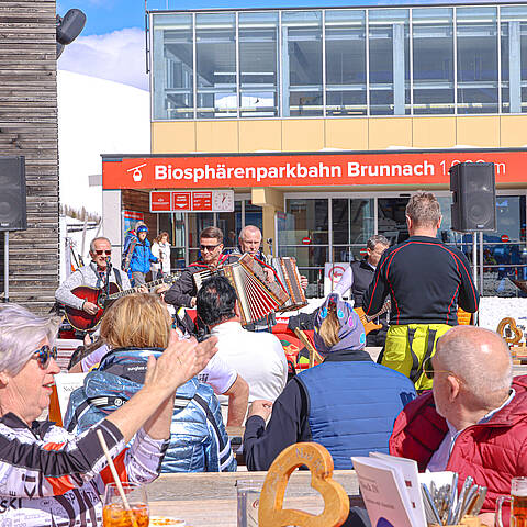 Eine Band performt live auf der Hauptbühne beim Musikfestival in Bad Klein Kirchheim © Arno Gruber sen.
