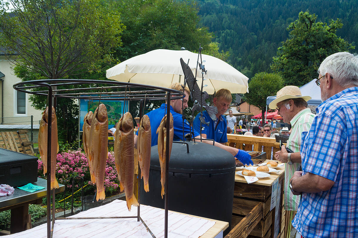 Schaurächern am Fischfest in Feld am See © Michael Plakolb