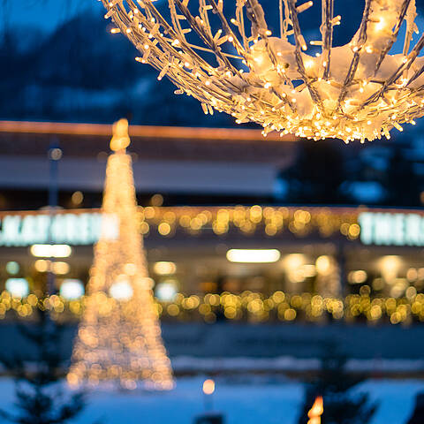 Magische Vorweihnachtszeit mit schönen Lichtern am Alpinen Thermen-Advent 