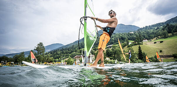 Mit dem Surfboard unterwegs am Millstätter See © Gert Perauer_MBN Tourismus