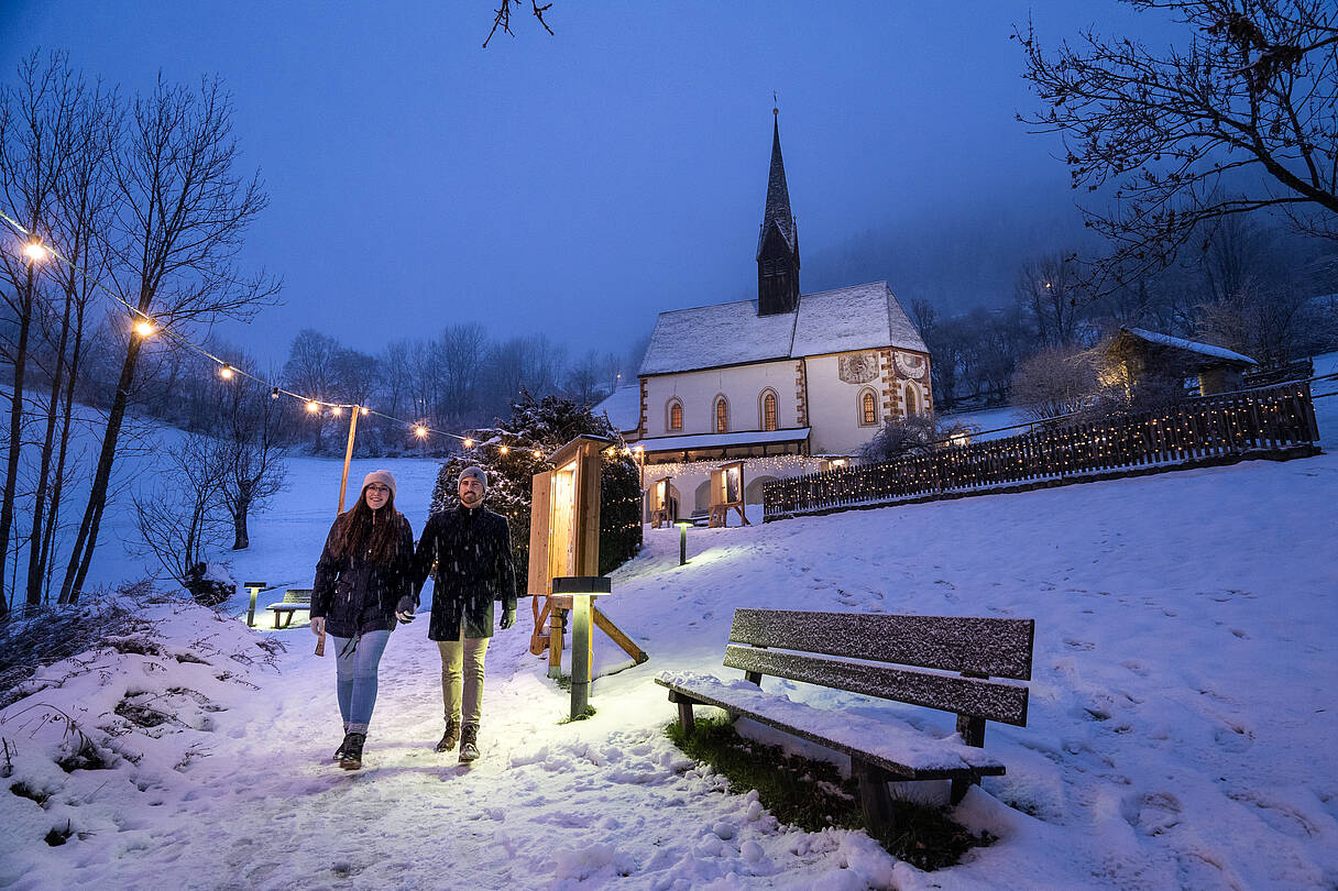 Ein Pärchen geht zusammen den Adventweg in Bad Kleinkirchheimer 