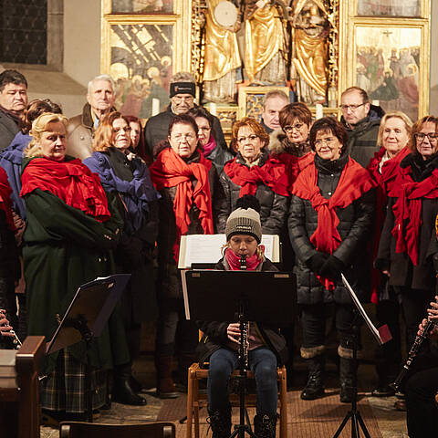Chor singt etwas in der Adventzeit in der Kirche von Bad Kleinkirchheim