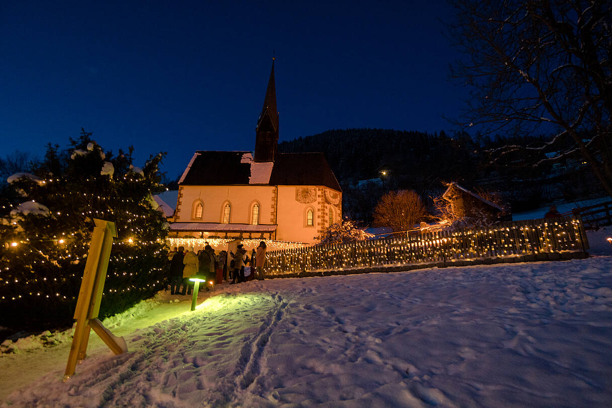Weihnachtliche Stimmung bei der Kirche St. Kathrein