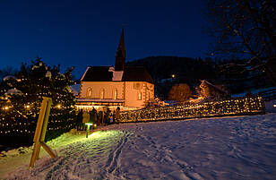 Weihnachtliche Stimmung bei der Kirche St. Kathrein