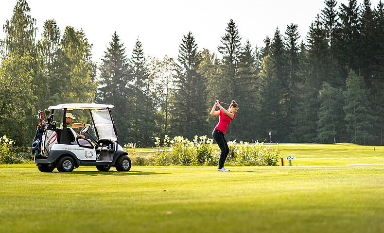 Mit dem Golfkart zu den einzelnen Löchern © Mathias Prägant