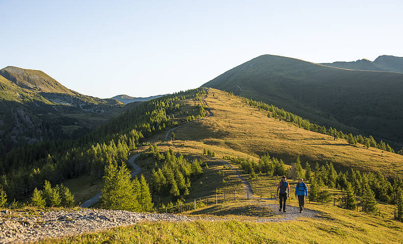 2 Wanderer gehen einen Wanderweg im UNESCO Biosphärenpark entlang